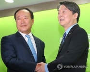 합류한 김봉수 전 회장과 악수하는 안철수 의원