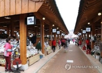 하동 화개장터 야외장옥 찾은 관광객