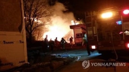 강릉 금광초교 인근 야산서 불…강풍에 진화 난항