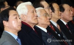 축사 경청하는 인사들