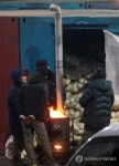 언손 녹이는 상인들