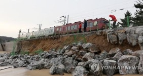 조심스럽게 운행하는 바다열차