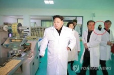 김정은, 체육인 종합식료공장 시찰…김여정 수행
