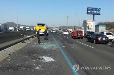 경부고속道 안성휴게소 인근서 연쇄추돌…26명 부상(종합)