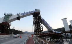 <최강한파> 원주∼강릉 철도 교량 가설물 기우뚱(종합2보)