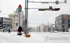 <최강한파> 30여 년 만의 폭설에 도로 한산