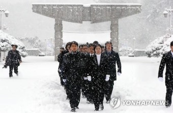 5·18민주묘지 참배하는 더민주 영입인사