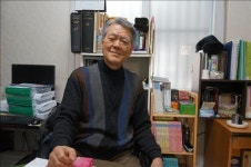 폐지 주워 어려운 중학생에게 교복 선물한 어르신들