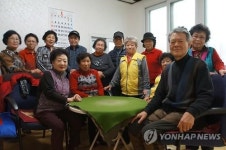 폐지 주워 어려운 중학생에게 교복 선물한 어르신들
