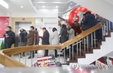 자판기 휴대폰 구입하려는 시민들