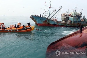 신안 가거도 해상서 전복된 중국어선 수색하는 해경
