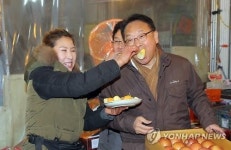 사과 맛 보는 유일호 부총리