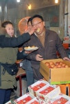 사과 맛 보는 유일호 부총리