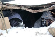 은거지에서 적의 동태 살피는 한·미 해병