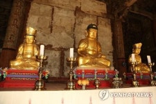 보물급 복장유물 발견된 양산 신흥사 대광전 석조여래삼존상