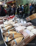 설 앞두고 제수 준비하는 시민들