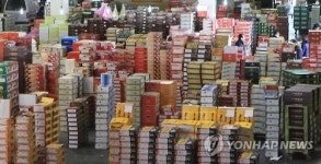 과일 상자로 꽉 들어찬 농산물도매시장