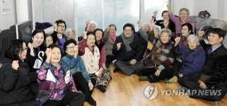 주민들과 파이팅 외치는 김기동 광진구청장