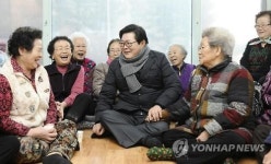 주민과 대화하는 김기동 광진구청장