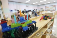 수업받는 공립유치원 어린이들