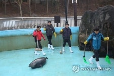 해보니 어렵네 일일사육사 된 서울대공원 직원들
