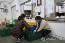 해보니 어렵네 일일사육사 된 서울대공원 직원들