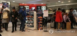 새학기 앞두고 붐비는 운동화 매장