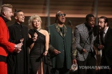 그래미 어워즈 올해의 노래에 에드 시런 싱킹 아웃 라우드