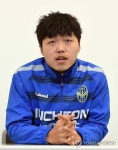 인터뷰하는 인천Utd 주장 김동석