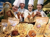 현대백화점, 대학생들이 만든 오곡바 맛보세요