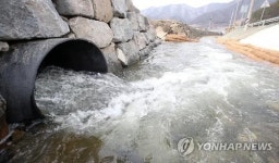 금강~보령댐 도수로 방류구 물이 콸콸