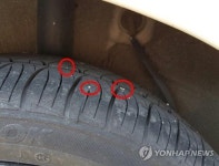 쇳조각 박힌 타이어