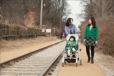 서울 항동철길 유모차도 다니는 보행로로 변신