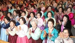 박수치는 양원초등학교 졸업생들