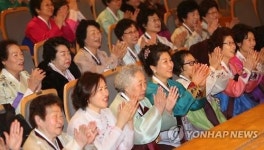 박수치는 양원초등학교 졸업생들