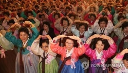 하트 그려보이는 양원초등학교 졸업생들