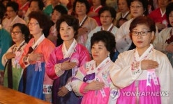 국기에 대한 경례하는 양원초등학교 졸업생들