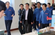 삼덕통상 방문한 홍용표 장관