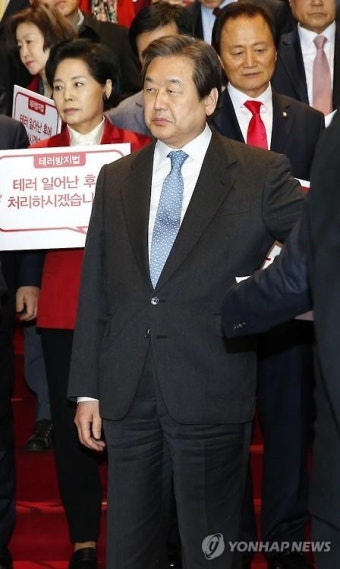 생각에 잠긴 새누리 김무성 대표