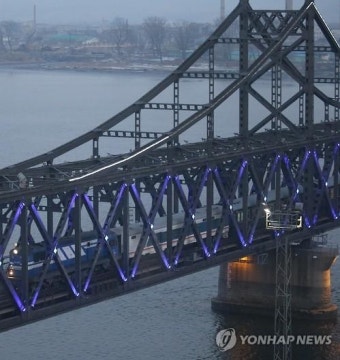 압록강대교 지나는 열차