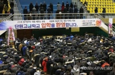 묵념 하는 단원고 신입생들