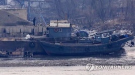 고요한 북한 포구