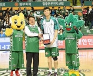 원주시, 금메달 연금 장애인 지정기부 김주성에 감사패