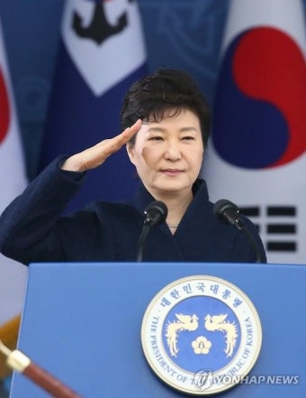 거수경례하는 박 대통령