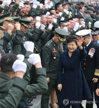 임관 장교들 환영받는 박 대통령