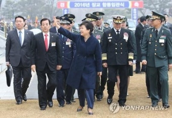 임관 장교 가족 격려하는 박 대통령