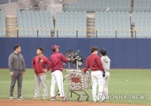 고척스카이돔 테스트하는 넥센 관계자들