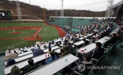 평일 시범경기에 몰린 관중