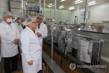 즉석밥 생산시설 살펴보는 이동필 장관