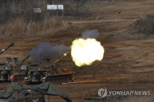 불꽃과 함께 날아가는 포탄